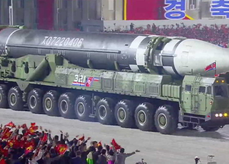 Kim Jong Un muestra nuevos misiles en gigante desfile militar