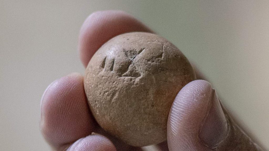 Un ancien poids de deux shekel découvert près du Mur occidental 2