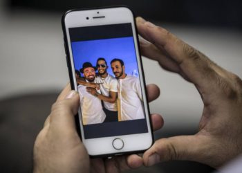 Cantante egipcio enfrentará cargos por fotos con israelíes