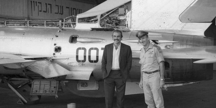 Cómo Israel consiguió este MiG-21 con el que posó Sean Connery