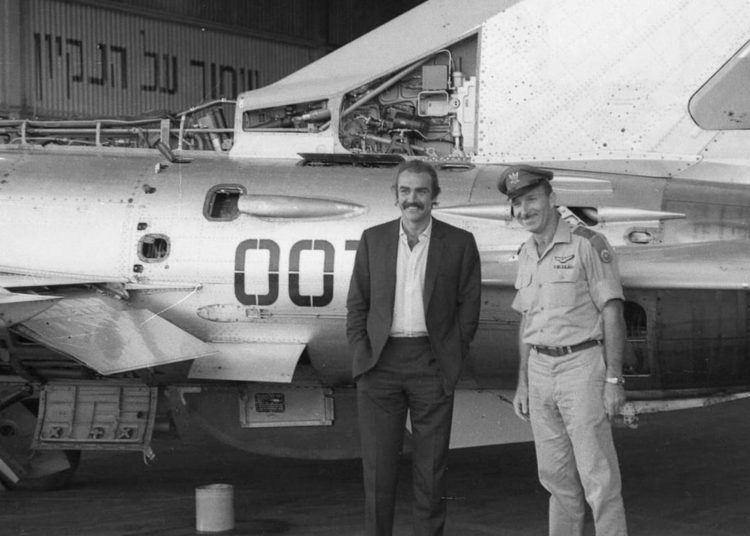 Cómo Israel consiguió este MiG-21 con el que posó Sean Connery