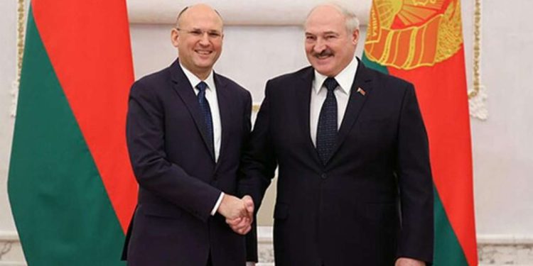 Enviado israelí a Bielorrusia criticado por estrechar la mano de 'tirano'