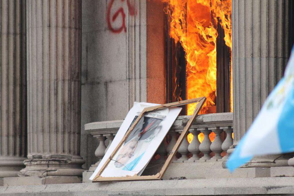 Manifestantes incendian edificio del Congreso de Guatemala