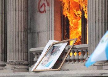 Manifestantes queman parte del edificio del Congreso de Guatemala
