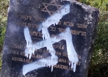 Lápidas destrozadas cementerios judíos de Moldavia y Hungría