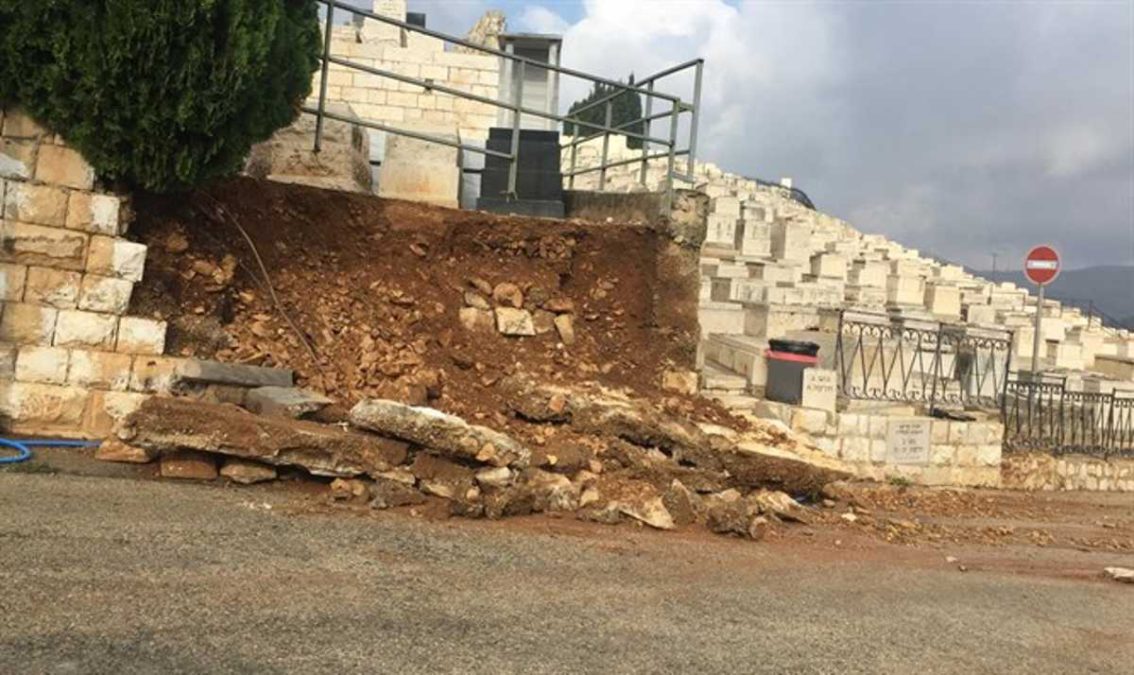 Muro de cementerio en Jerusalén colapsa tras lluvias