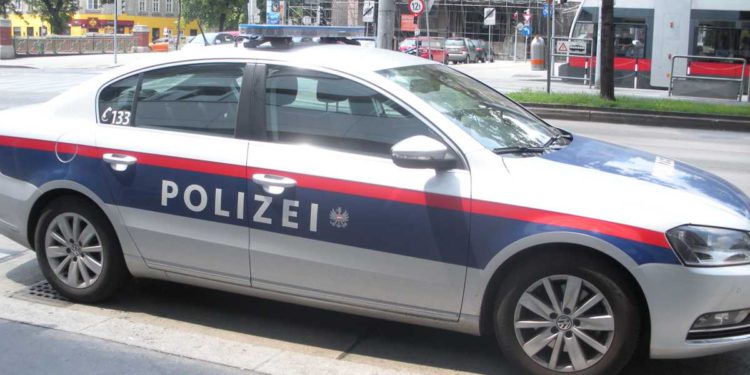 Dos asaltantes filmados en Viena robando pantalones a un hombre al que llaman “judío”