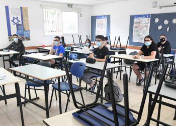 Estudiantes de secundaria de Israel regresan a la escuela