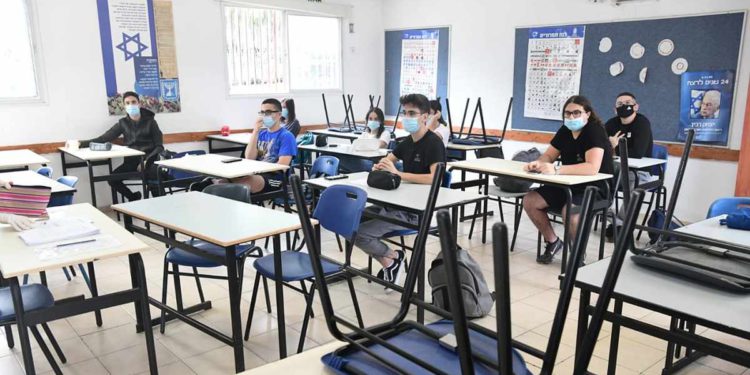 Estudiantes de secundaria de Israel regresan a la escuela