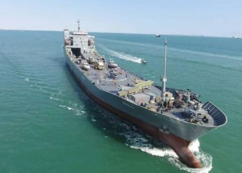 Guardia Revolucionaria de Irán lanza un buque portaaviones