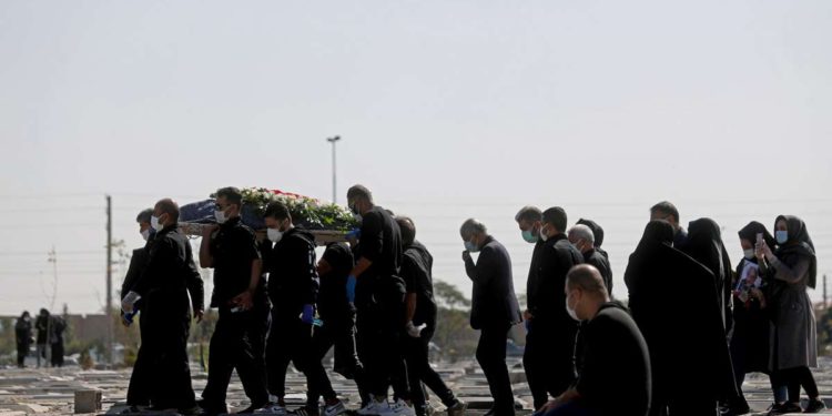 Irán cierra negocios y restringe viajes en medio de segunda oleada