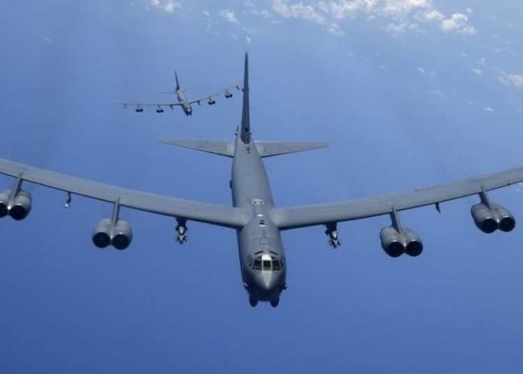 Bombardero B-52 de EE.UU vuelan bajo sobre el Golfo Pérsico en mensaje a Irán