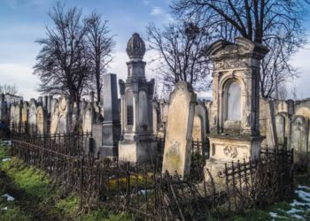 Los granjeros profanan un cementerio judío en Ucrania