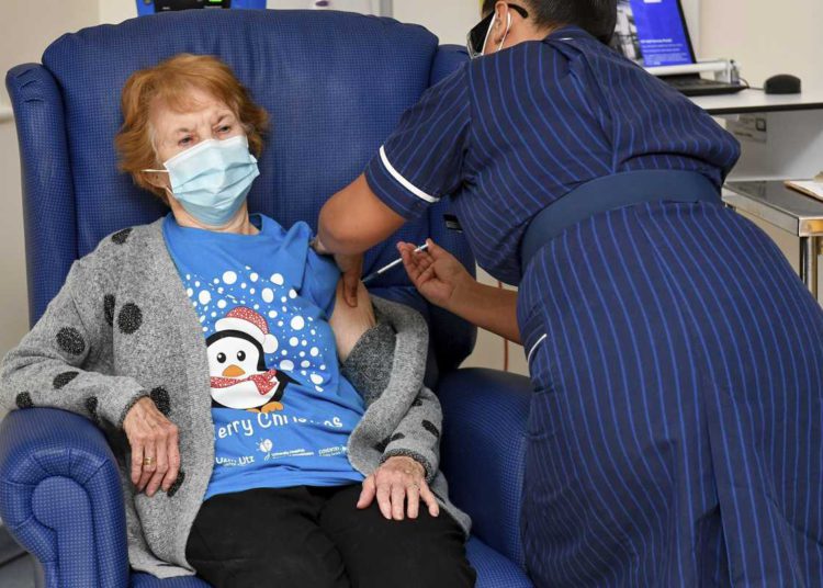 Mujer británica de 90 años fue la primera en el mundo en recibir vacuna de Pfizer