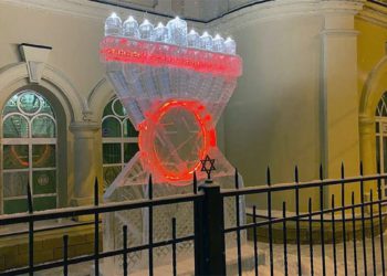 Sinagoga siberiana tiene majestuosa menorá de Jánuca de hielo