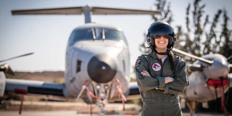 Primera mujer estadounidense en terminar el curso de piloto de la Fuerza Aérea de Israel