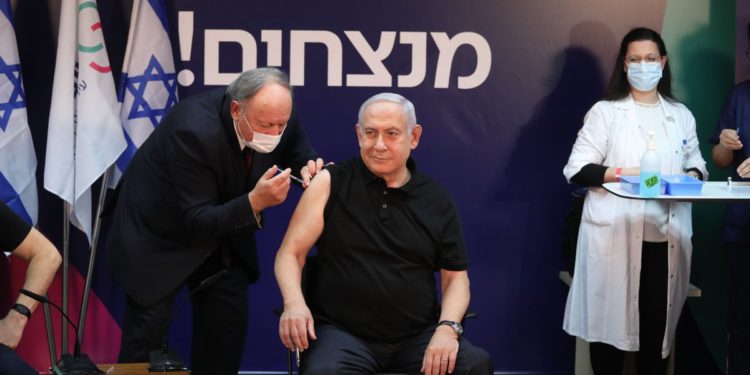Netanyahu se convierte en el primer israelí en recibir la vacuna contra el coronavirus