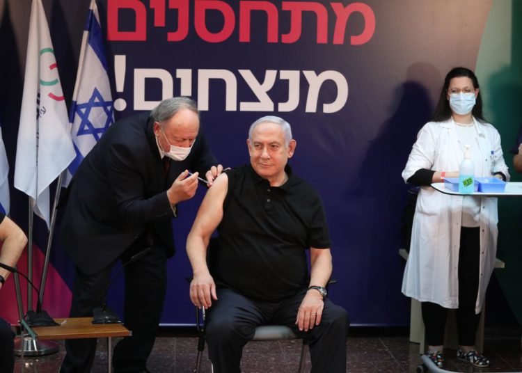 Netanyahu se convierte en el primer israelí en recibir la vacuna contra el coronavirus