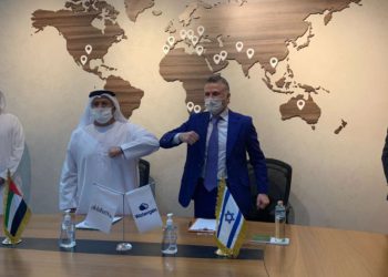Empresa tecnológica israelí que fabrica agua del aire firma acuerdo en Emiratos Árabes Unidos