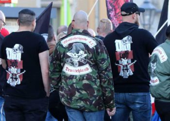 Alemania prohíbe a los grupos pro-nazis y emprende redadas
