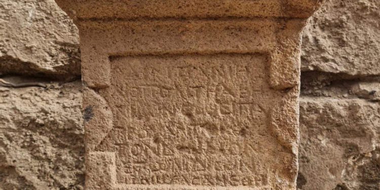 Altar a dios griego encontrado en pared de iglesia bizantina en el norte de Israel