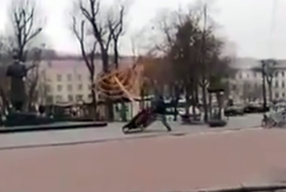 ¡Judíos a la tumba! Grita un hombre en Kiev mientras derriba la Menorá
