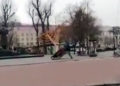 ¡Judíos a la tumba! Grita un hombre en Kiev mientras derriba la Menorá