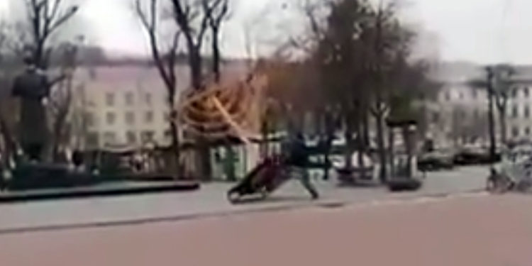 ¡Judíos a la tumba! Grita un hombre en Kiev mientras derriba la Menorá