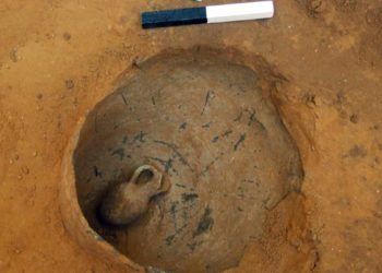 Hallan en Israel restos de 3.800 años de antigüedad de un bebé dentro de un jarrón