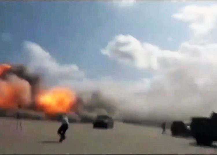 Explosiones en el aeropuerto de Yemen cuando llega nuevo gobierno