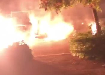 Árabes incendian autos en “protesta” por leyes de Israel