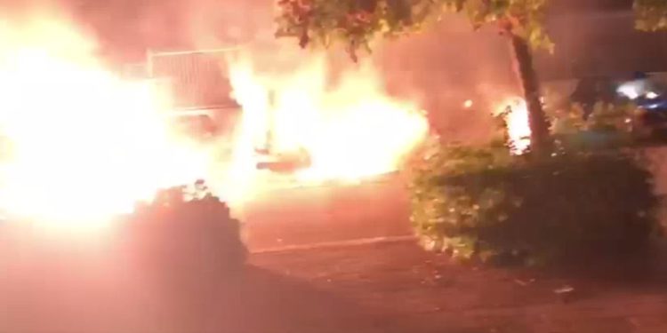 Árabes incendian autos en “protesta” por leyes de Israel
