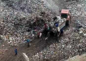 Siria: Niños corren tras camión de basura en busca comida