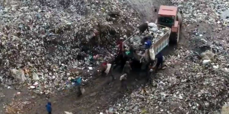 Siria: Niños corren tras camión de basura en busca comida