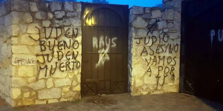 Graffiti antisemita en cementerio judío de España