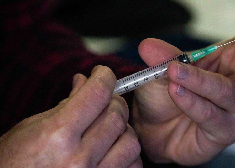 49 años sufre reacción alérgica después de la vacuna contra COVID-19
