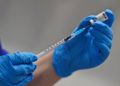 Panel de la FDA recomienda uso de emergencia de vacuna Pfizer