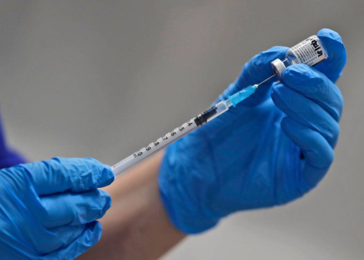 Panel de la FDA recomienda uso de emergencia de vacuna Pfizer