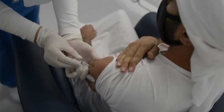 Israel supera a Bahréin en la tasa de vacunación
