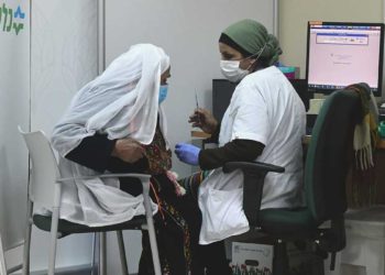Israel vacuna a la persona número 500.000 contra COVID-19