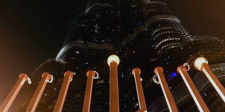 Histórico: Burj Khalifa se ilumina por Jánuca en Dubái