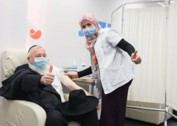 Israelíes mayores abrazan la vacuna: “Para poder abrazar a mis nietos”