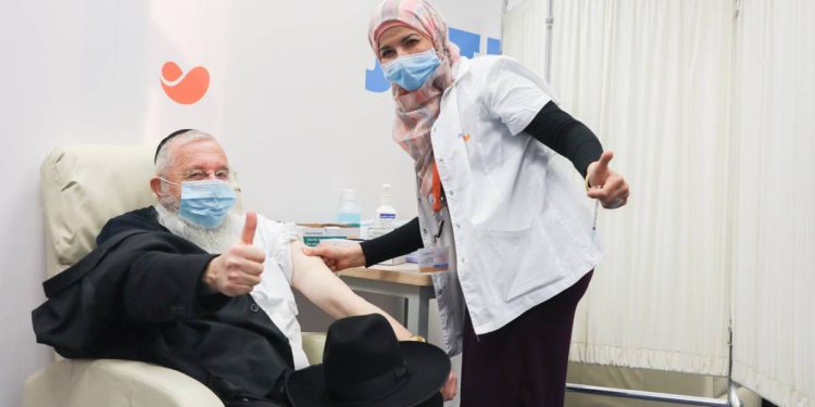 Israelíes mayores abrazan la vacuna: “Para poder abrazar a mis nietos”