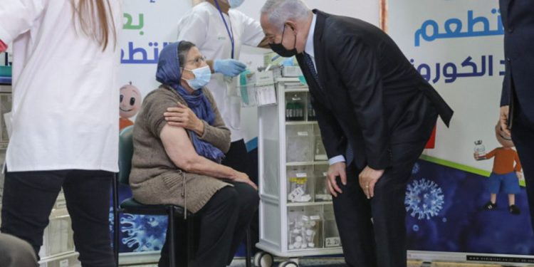 Los medios adoptan el bulo: «Israel niega la vacuna a los palestinos»