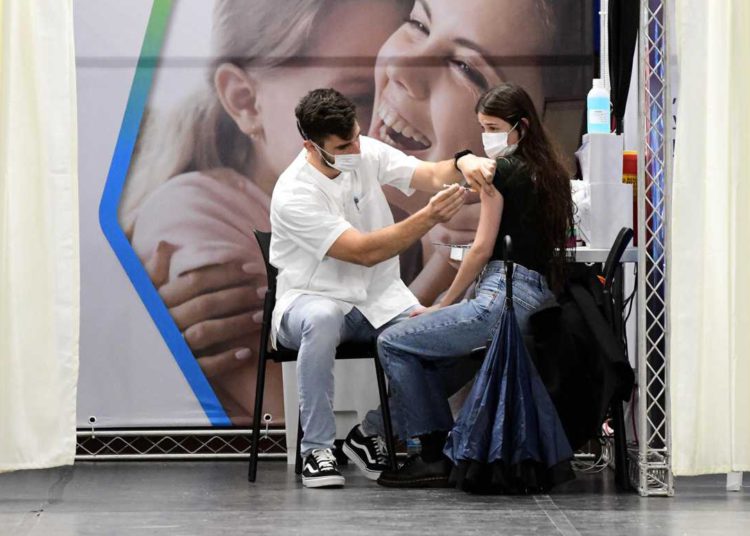 Israel comienza a vacunar a personas de 40 años