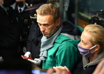 Alexei Navalny aterriza en Moscú y es detenido de inmediato