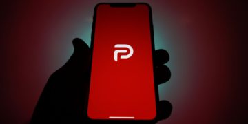 CEO de Parler y su familia obligados a esconderse tras amenazas de muerte