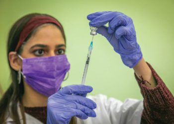 13 personas sufren parálisis facial después de la vacuna contra el coronavirus - informe