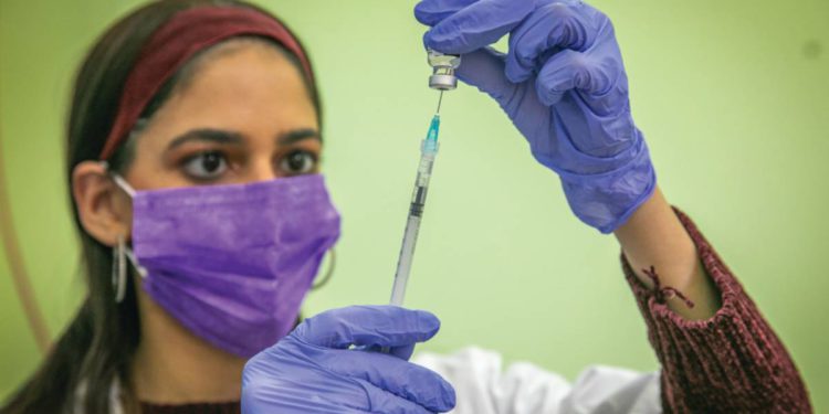 13 personas sufren parálisis facial después de la vacuna contra el coronavirus - informe