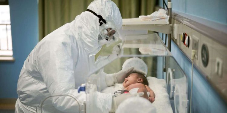 Bebé nacido de paciente con coronavirus muere dos días después